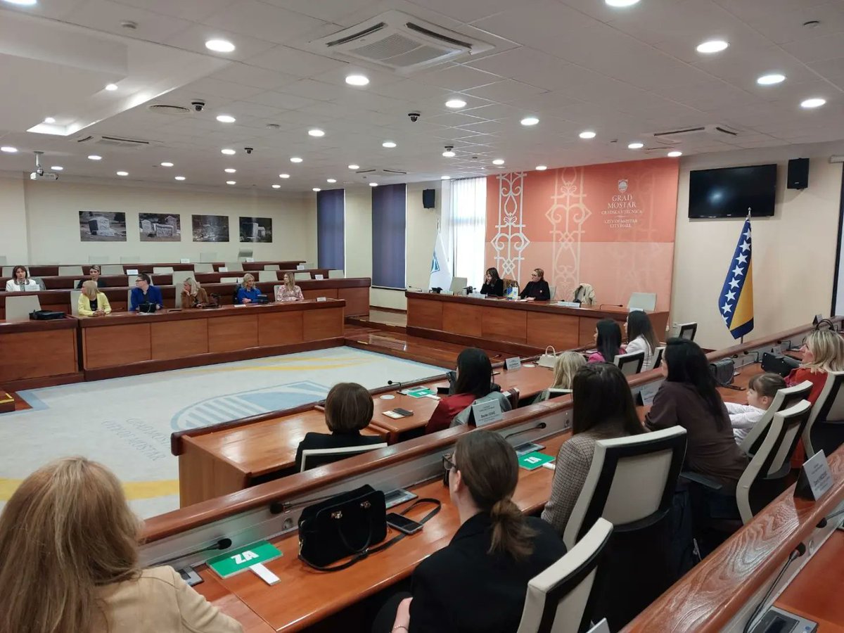 ALPI_leaders's tweet photo. 14 mladih žena iz 3 🇧🇦 #ALPI generacije osnovale su ALPI žensku mrežu prošlog mjeseca. 👭

Danas smo bili domaćini okruglih stolova u pet 🇧🇦 zajednica. Diskusija „Žene za žene“ okupila je lokalne zastupnice, žene u biznisu, aktivistkinje, studente i sve zainteresovane za ovu temu https://t.co/zenhDnmCAv