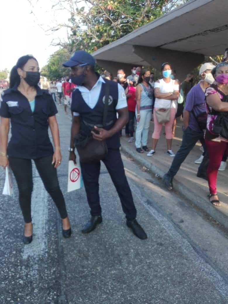 FeriaReinerio's tweet photo. La parada està llena de gente, pero, ahì està el inspector¨.Esa es la tranquilidad que genera en los usuarios, el trabajo y dedicación de los trabajadores de #DGTPH en las paradas de #òmnibus apoyando la transportación de pasajeros..#JuntosPodemos #TransporteCuba #VamosConTodo https://t.co/xfrczJ9X1t