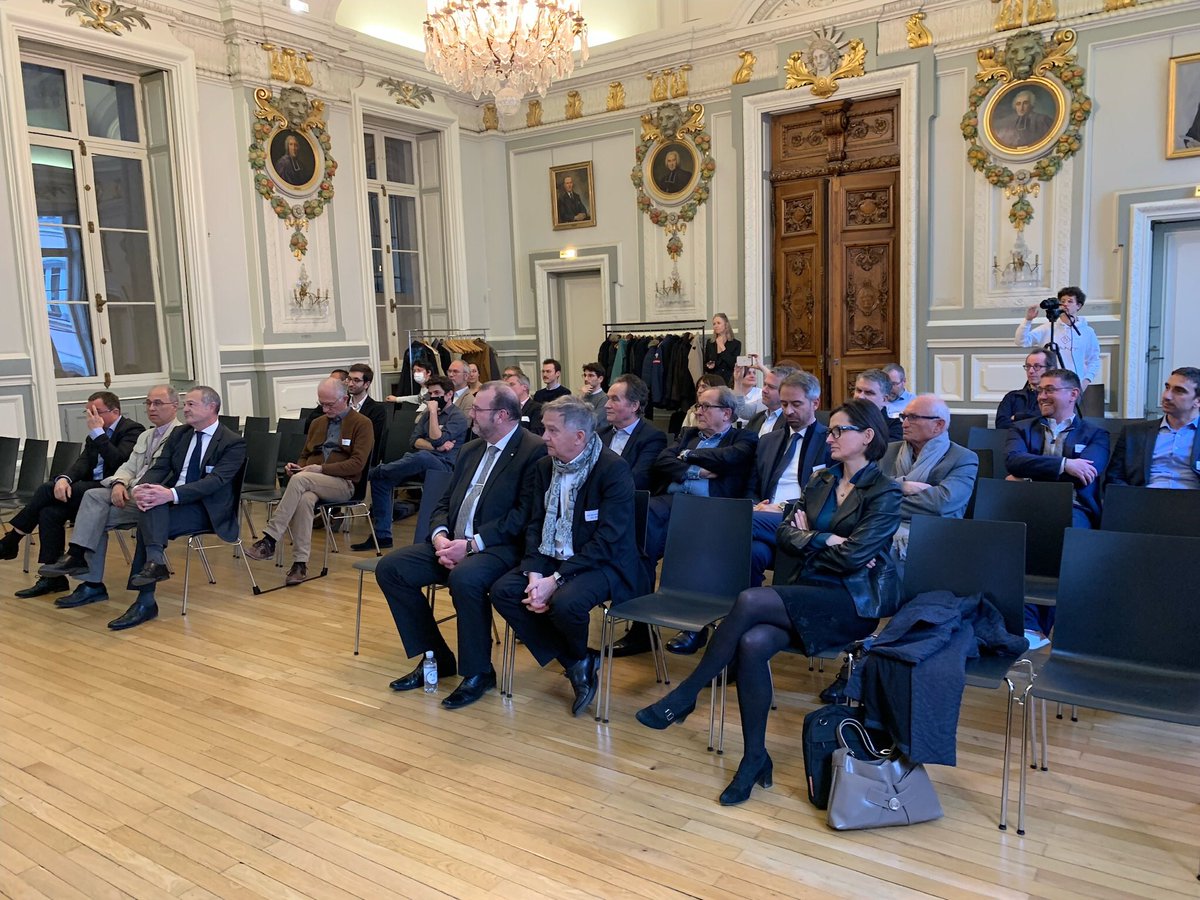 Ce soir, à la <a href="/CCILYONMETRO/">CCI LYON METROPOLE</a> , les <a href="/AlumniCentrale/">Alumni Centrale Lyon</a> Lyon ont invité le nouveau directeur de l’Ecole <a href="/CentraleLyon/">Centrale Lyon</a> , <a href="/PascalRAY1/">Pascal RAY</a> , à partager sa vision pour l’Ecole <a href="/CentraleLyon/">Centrale Lyon</a> à l’horizon 2030. C’est avec plaisir et fierté que les <a href="/AlumniCentrale/">Alumni Centrale Lyon</a> contribueront à ce projet !