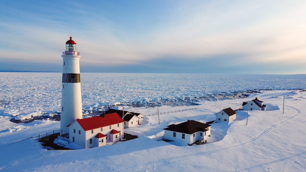 LabradorStraits's tweet photo. There’s nothing like a visit to the point to clear the mind. A quick visit last evening during golden hour before the weather moved in (it wasn’t that far away as you can tell by that sky). #Weather #lighthouse #goldenhour #ice #snow #sunset #pointamour https://t.co/4AUxAULDvV