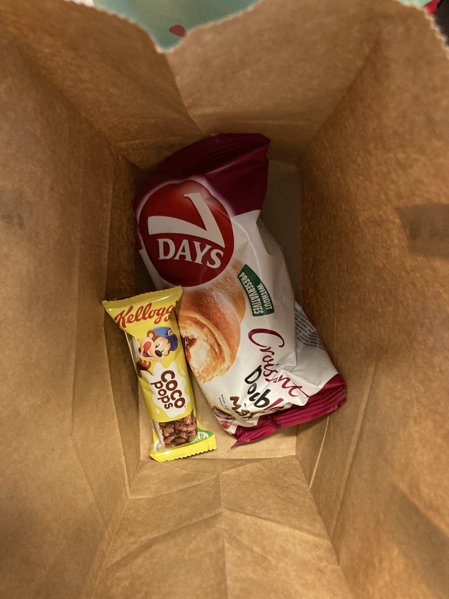 PeacefulBorder2's tweet photo. Oh and here’s the lunch the hotel provides for adult men in their residence….  5/ https://t.co/luYvMxdBZc