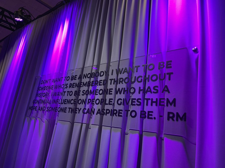 kiss_seven7's tweet photo. 💌 | Hilo con los mensajes especiales de los chicos para el 'BTS Pop Up' en Las Vegas:

#RM: "No quiero ser un don nadie. Quiero ser alguien que sea recordado a lo largo de la historia, quiero ser alguien que tenga una influencia continua en las personas, que les da esperanza [+] https://t.co/gjEAxCEtA2