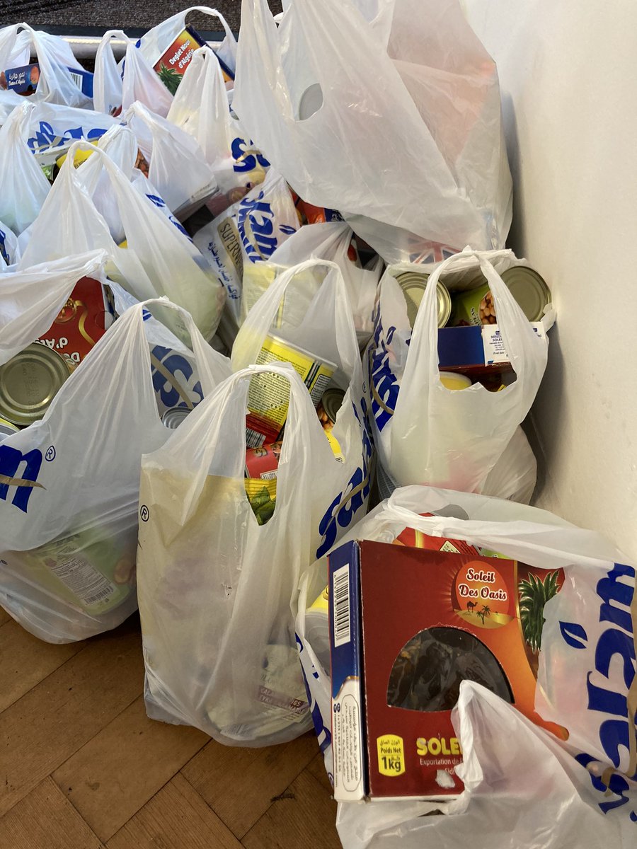 PeacefulBorder2's tweet photo. And yet… wonderful volunteers who go beyond, Iftar packs shared for those fasting, home-cooked food for all, art and stories created, lyrics written and music composed, shoes for the shoeless, friendships made 💕 6/ https://t.co/HyavVj0Qd0