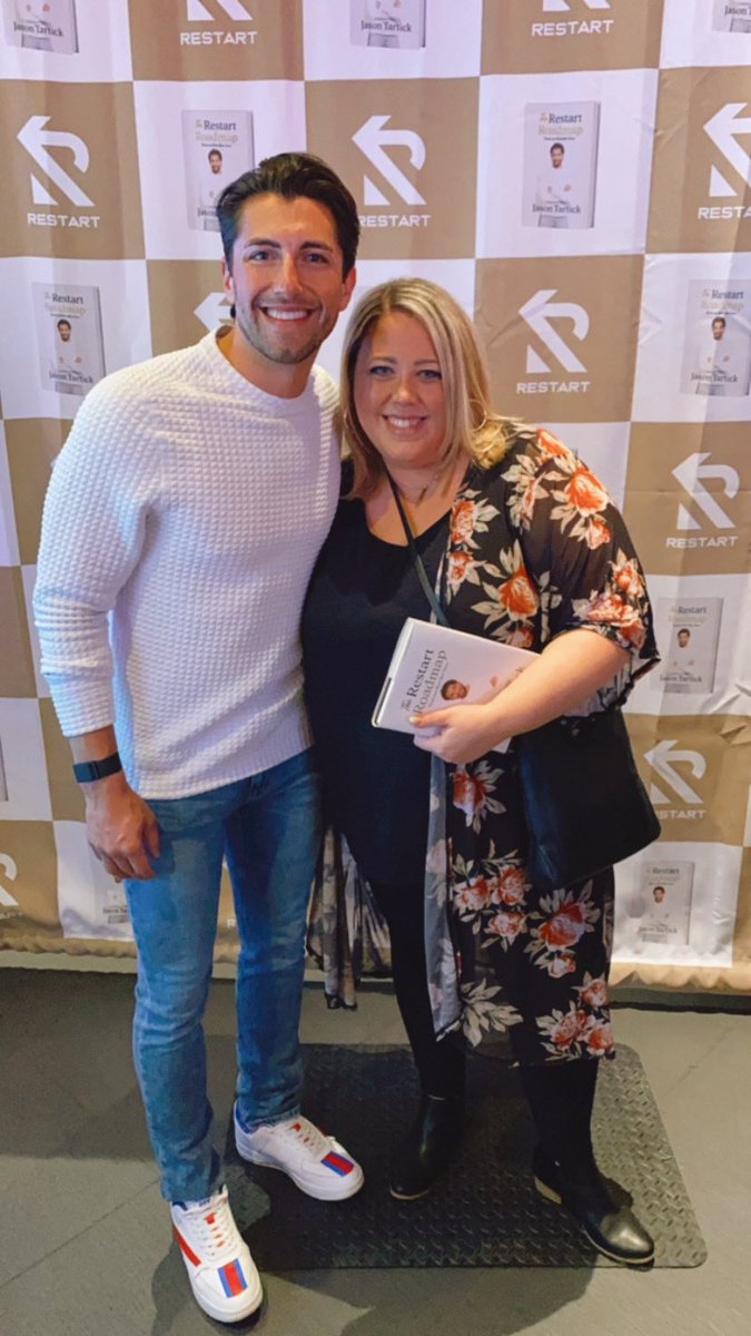 JULIELYNNEQUINN's tweet photo. What an amazing experience meeting @Jason_Tartick! You were everything I expected! Thank you for validating my energy and for your words of encouragement. When can I come work for you? #billsparade #firstimpressionrose 😂 https://t.co/wkb2YU93I7