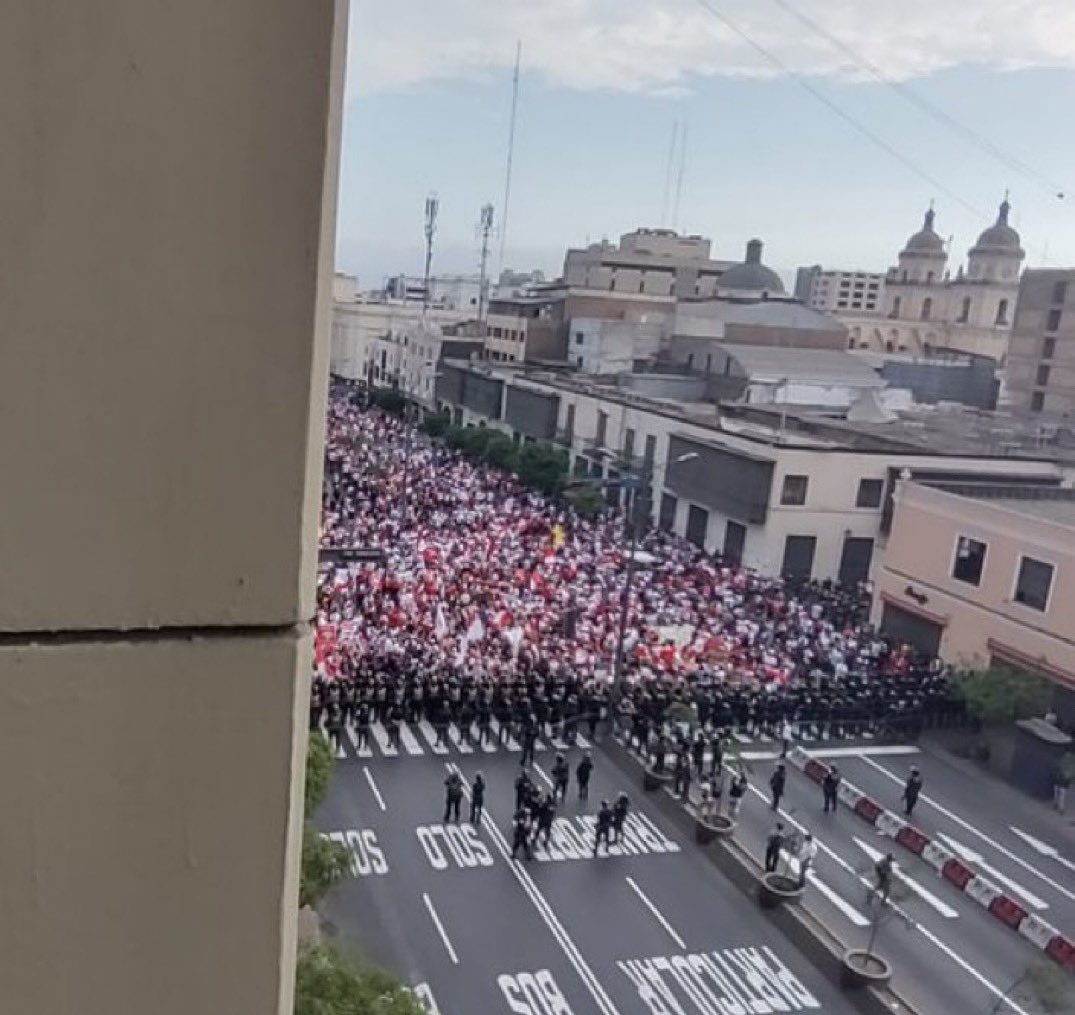 agusantonetti's tweet photo. Ahora mismo, miles de ciudadanos peruanos intentan llegar al Congreso de la República, donde se encuentra el presidente Pedro Castillo. No van a dejar que Castillo abandone el lugar hasta que presente su renuncia. La policía está bloqueando todos los pasos. Impresionante. https://t.co/uujK2DCsdN