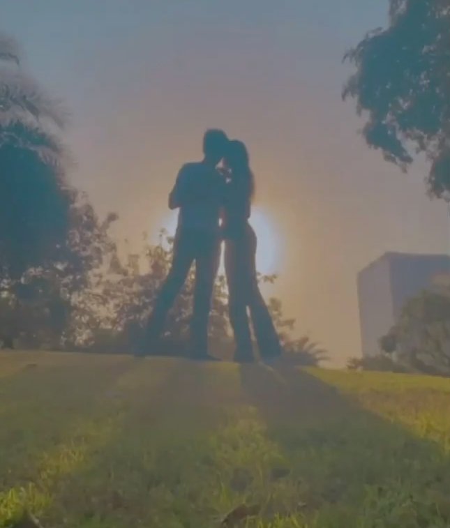 _thisuseris_'s tweet photo. Love isn't complicated, people are! https://t.co/cnFSnIP3LQ