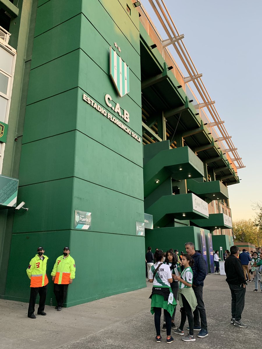RaphaelSibilla's tweet photo. Já estamos no Florencio Sola, casa do Banfield para a estreia do Santos na Sul-americana!!
Banfield é um distrito de Lomas de Zamora, cidade que fica na Grande Buenos Aires.
#trsantos https://t.co/S5FyM4SOp1