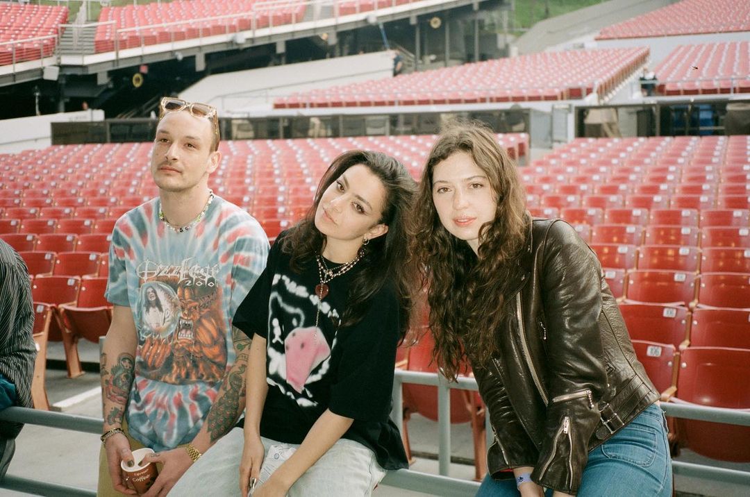 onlinedlid's tweet photo. George Daniel acompanhando Charli XCX durante o show dela em Los Angeles. 🤍

📸: Henry Redcliffe https://t.co/5ZVWjmBOwP