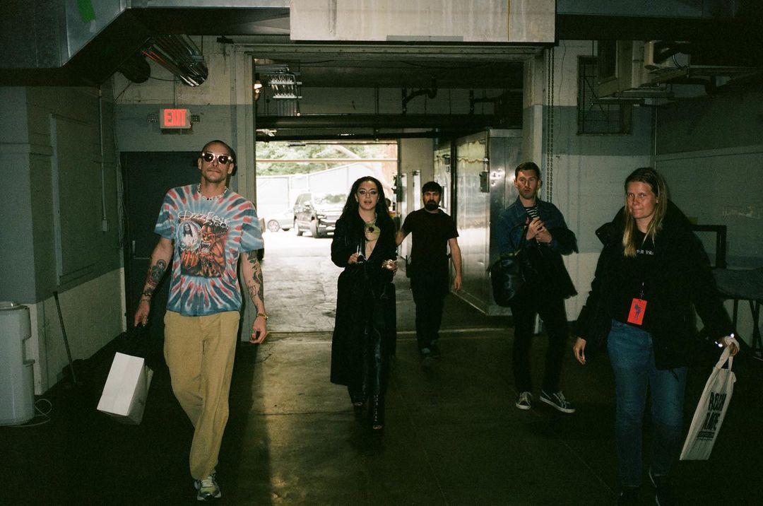 onlinedlid's tweet photo. George Daniel acompanhando Charli XCX durante o show dela em Los Angeles. 🤍

📸: Henry Redcliffe https://t.co/5ZVWjmBOwP