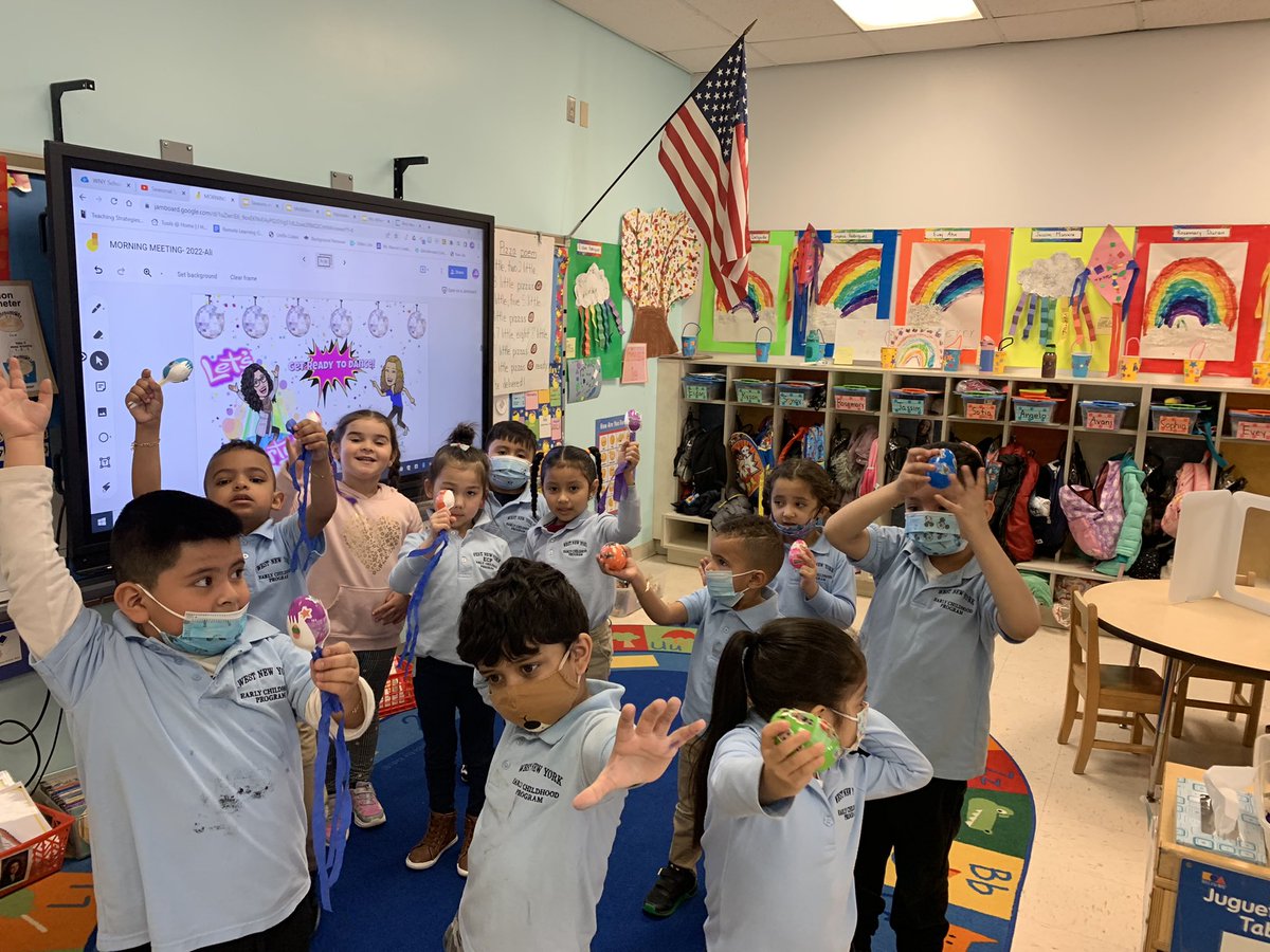 MrsDomenick_K's tweet photo. Celebrating Week of the Young Child with Music Monday ! We made maracas! @wnyecc https://t.co/22XPt8MWFI