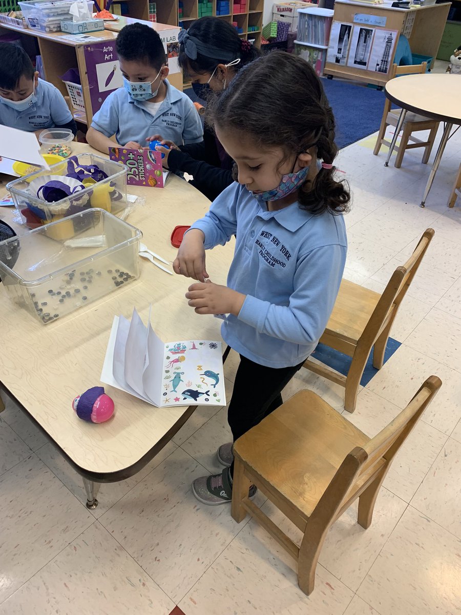 MrsDomenick_K's tweet photo. Celebrating Week of the Young Child with Music Monday ! We made maracas! @wnyecc https://t.co/22XPt8MWFI