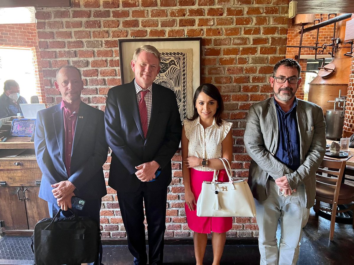 PoleaAC's tweet photo. ✅ #NoticiasPOLEA | El día de hoy sostuvimos una reunión con el Excmo. @GClark_CA, Embajador de Canadá en México para hablar sobre los resultados del proyecto que implementamos para fortalecer la #LeyForestalJalisco🌳🪵 con apoyo del #FondoCanadáMx #FCILMx🇨🇦🇲🇽 https://t.co/Rh2DbWgQ8L
