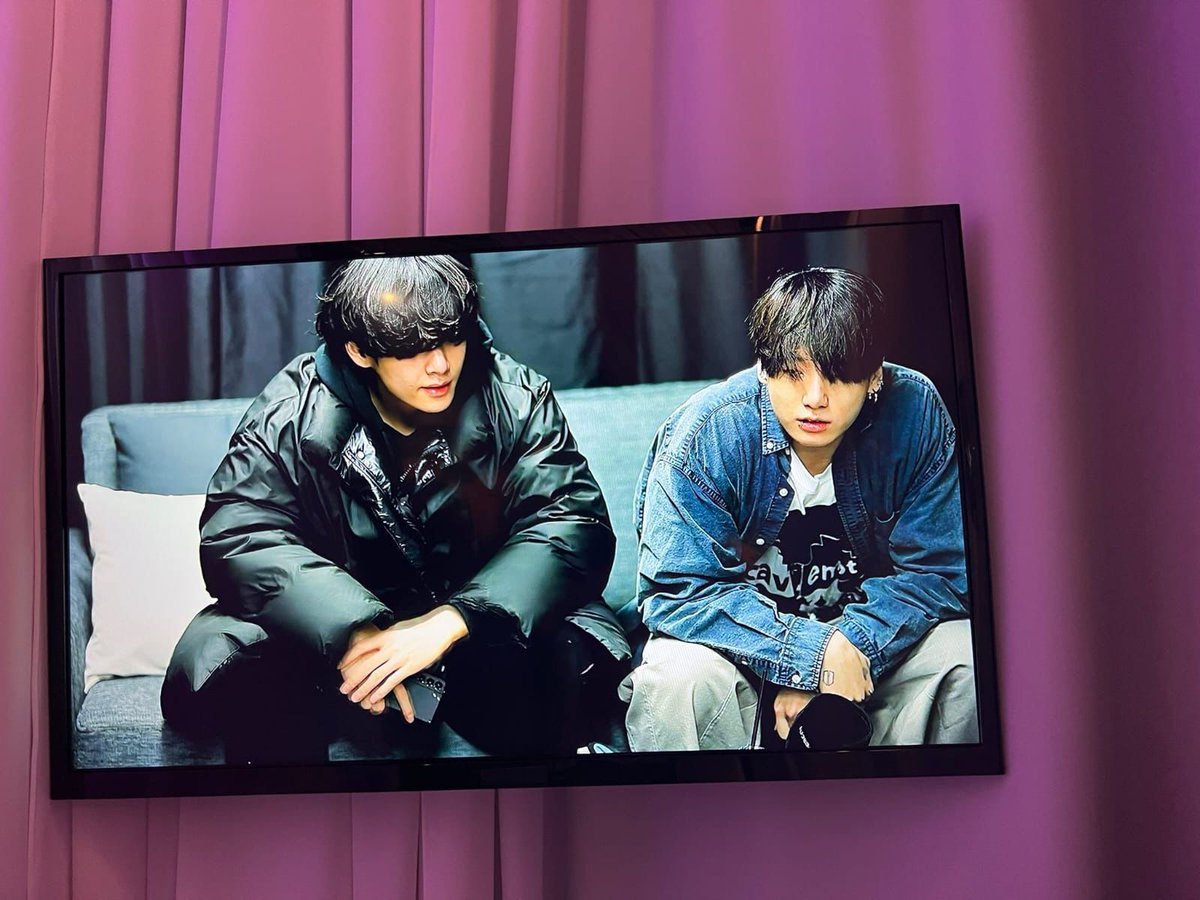 thvmnijungkook's tweet photo. #TaeKook simplemente juntos, dan un brillo especial siempre. https://t.co/eO736GBHr6