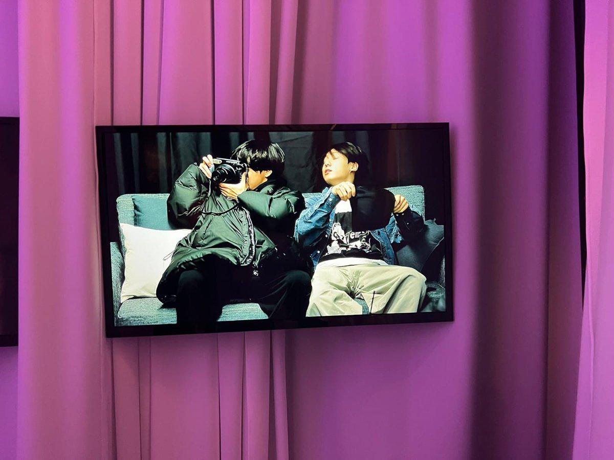 thvmnijungkook's tweet photo. #TaeKook simplemente juntos, dan un brillo especial siempre. https://t.co/eO736GBHr6