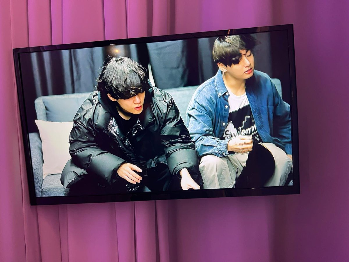 thvmnijungkook's tweet photo. #TaeKook simplemente juntos, dan un brillo especial siempre. https://t.co/eO736GBHr6