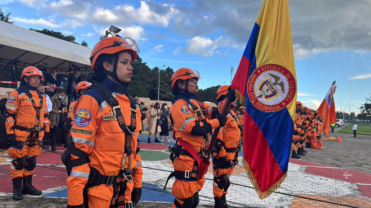 DefensaCivilCo's tweet photo. La @DefensaCivilCo celebra hoy el quincuagésimo quinto aniversario de su creación, con una demostración de capacidades y ceremonia de reconocimiento a nuestros voluntarios y funcionarios, presidida por el señor presidente, Doctor @IvanDuque.
#55AñosComprometidosconColombia https://t.co/IOk0kiTUhL