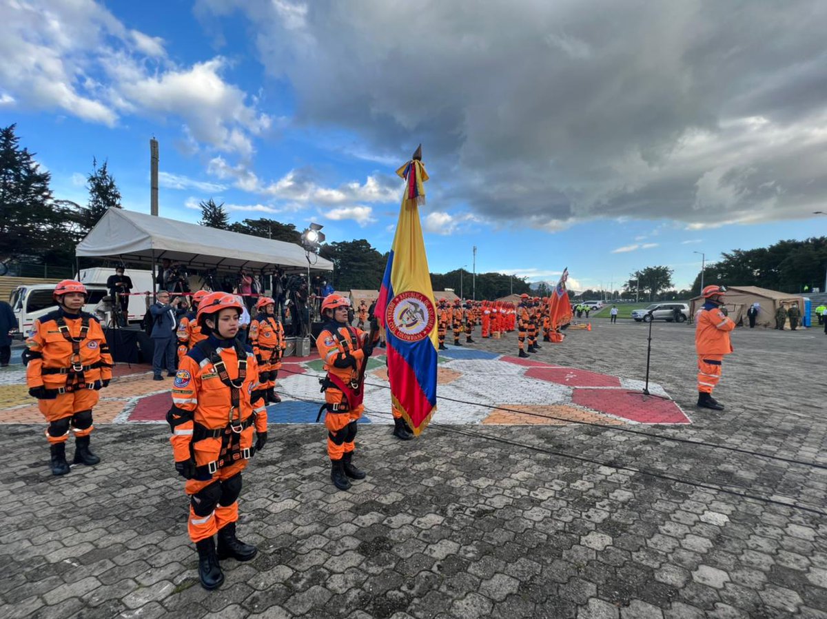 DefensaCivilCo's tweet photo. La @DefensaCivilCo celebra hoy el quincuagésimo quinto aniversario de su creación, con una demostración de capacidades y ceremonia de reconocimiento a nuestros voluntarios y funcionarios, presidida por el señor presidente, Doctor @IvanDuque.
#55AñosComprometidosconColombia https://t.co/IOk0kiTUhL