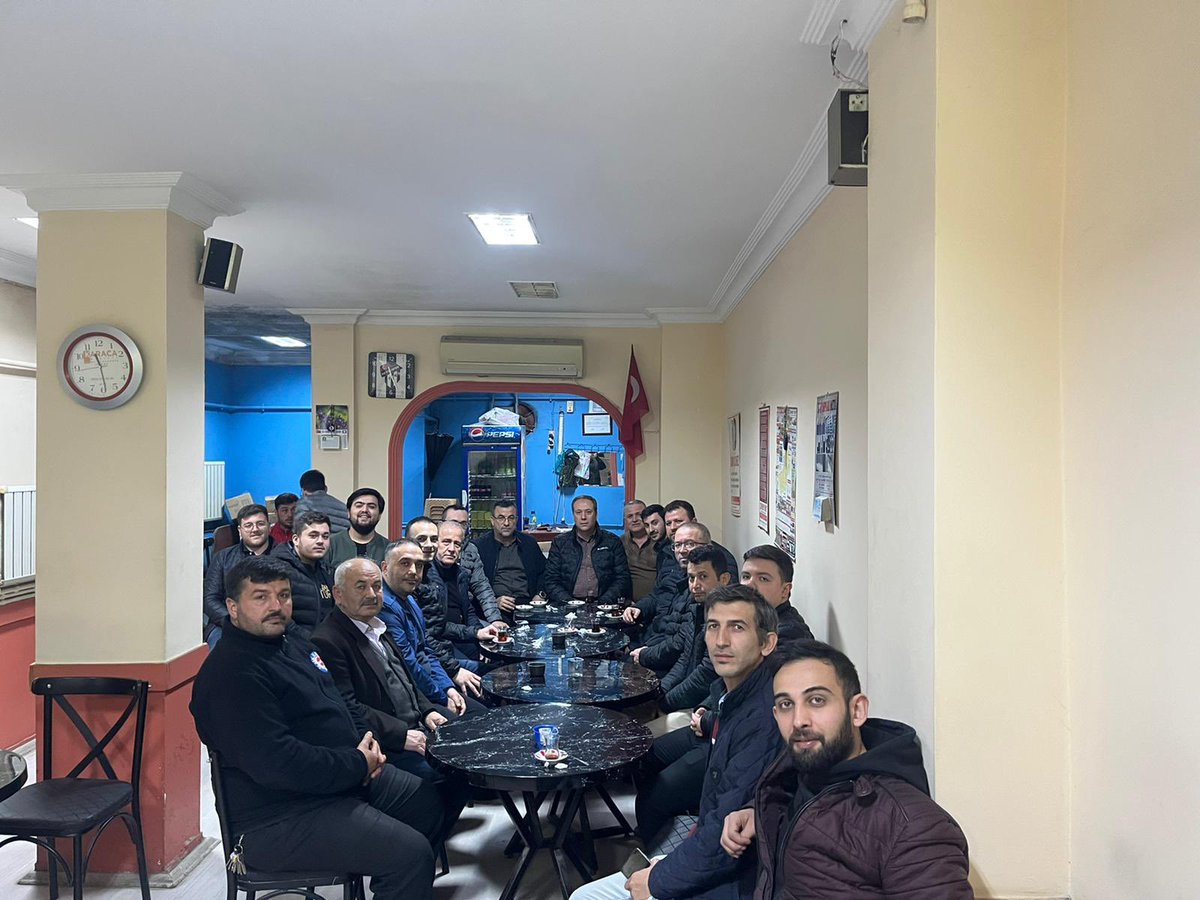 AKGencGeyve1's tweet photo. İlçemiz esnaflarından Sn.Hasan Kaşıkçı’nın işlettiği kahvehanede İlçe Başkanımız ve Belediye Başkanımız ile birlikte sohbet ederek istişarede bulunduk. https://t.co/qzY4ZS3tvX