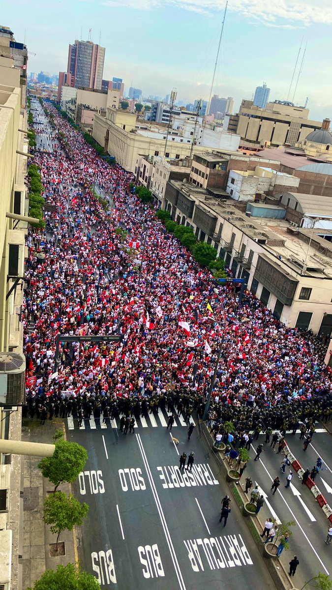 Fabio37545096's tweet photo. MIREN LA GENTE QUE ESTA SALIENDO A MARCHAR ... AÚN FALTA GENTE DE LA PLAZA SAN MARTÍN!!! https://t.co/qHqewuPxer