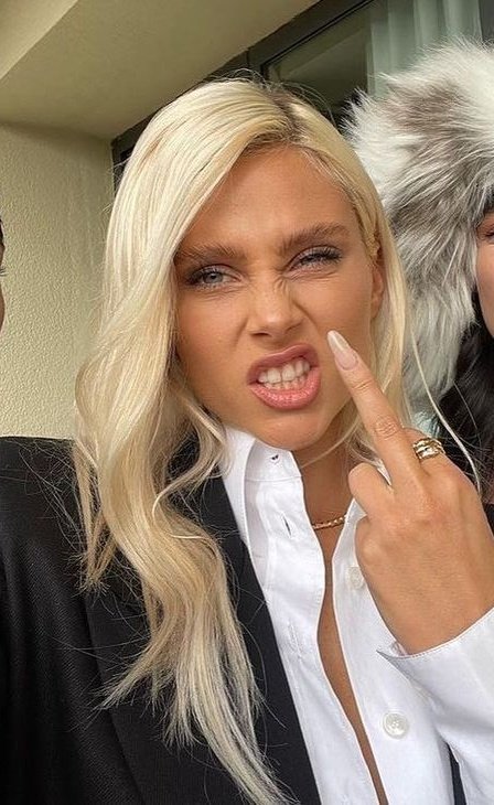 hola soy sam, sigo a valentina desde finales de 2015 y estoy muy emocionada por verla en élite, mi dm está abierto por si quieren hablar <3 #IntegracionZenerita