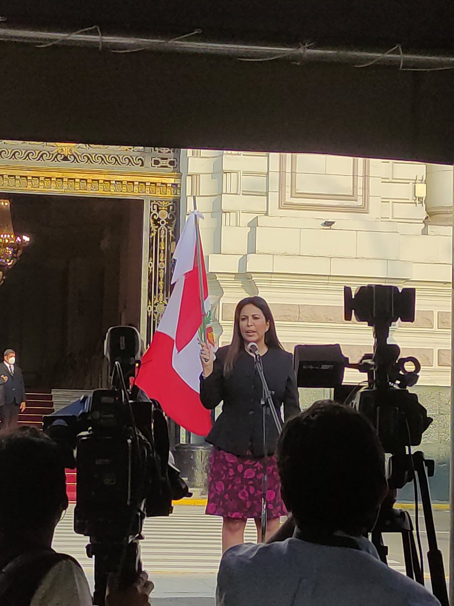 juliolulo's tweet photo. El #presidente #castillo dentro del congreso, afuera #manifestantes y bombas lacrimógenas, y en la puerta la congresista Chirinos exigiendo la renuncia del mandatario. 
#EstadoDeEmergencia #peru https://t.co/LxeuSGHcM1