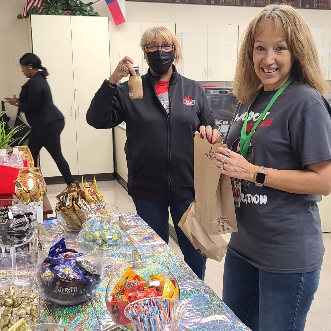 WorshamES_AISD's tweet image. Did someone say a staff Candy BAR in the office? 🍬🍭🍫We&apos;re there! #ACELevelUp #WildcatNationCelebration #AldineForward #TeacherTreat
