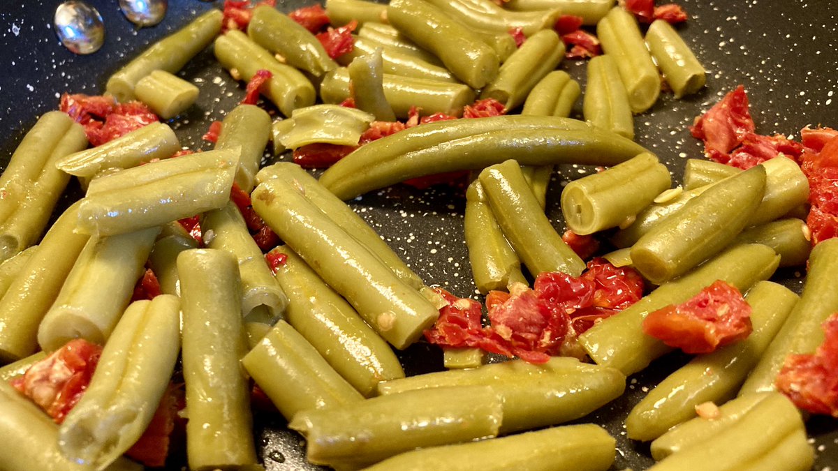 grateful_gf's tweet photo. Heating up canned green beans and sundried tomatoes ๐
#PantryCooking #CeliacParent #GlutenFree https://t.co/7CxW1h0WQV