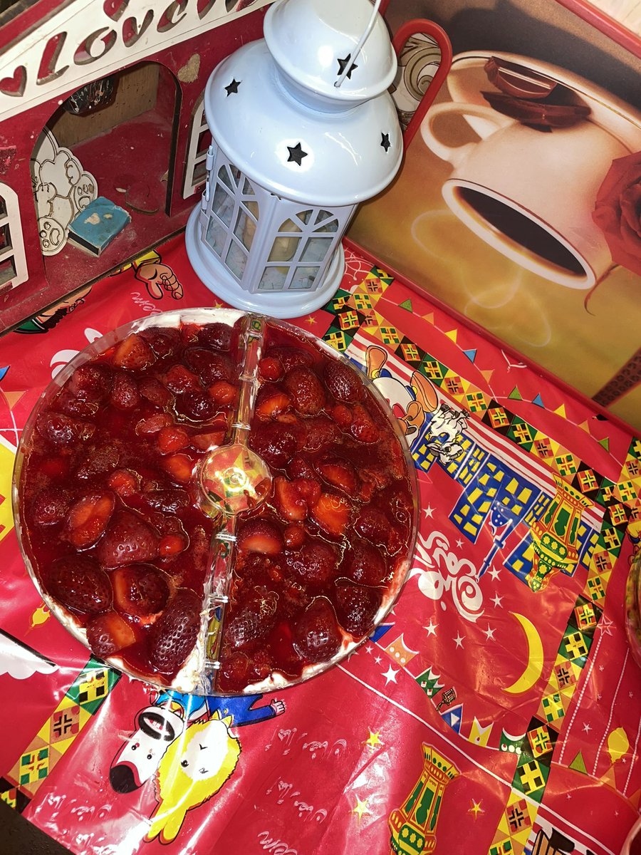 Mi_Ra_N23's tweet photo. لما تطرد من الشغل بس متعرفش تعد ع حيلك 😂😂  طريقة الكنافة بالفراولة 😂😂.  https://t.co/5iuowxQBcf https://t.co/YwpmN0ODIk