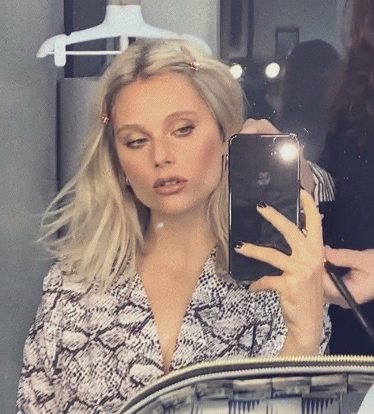 Holiiis, mi nombre es Bárbara y soy de Portugal. Sigo a Valentina hace 6 años y un dia le dije “llegarás mas lejos de lo que crees” y nada me llena más de orgullo que verla brillar ✨ 

Háblenme cuando quieran que soy buena onda 💜 #IntegraciónZenerita