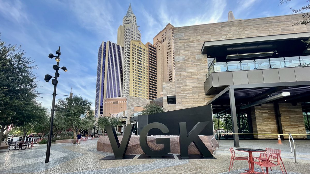 If you like the <a href="/GoldenKnights/">Vegas Golden Knights</a>, STOP SCROLLING. It's #GIVEAWAY time.
🎟️ 2 tickets
🏒 VGK vs Canucks tomorrow at 7
🚨 Follow, RT, &amp; drop your score prediction