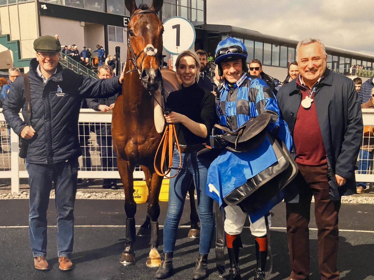 Miketu72's tweet photo. Thrilled with this guys steeplechasing debut @ExeterRaces   WICKED WEST wins @RacingTV Novices Handicap Chase by a cosy 28 lengths.  Likes the larger obstacles to say the least.  Thanks to @samtwiston for giving him great intro to chasing and all at Dr Newland’s yard.  🏇🏇🥇🥇 https://t.co/Ycwwpzatkd
