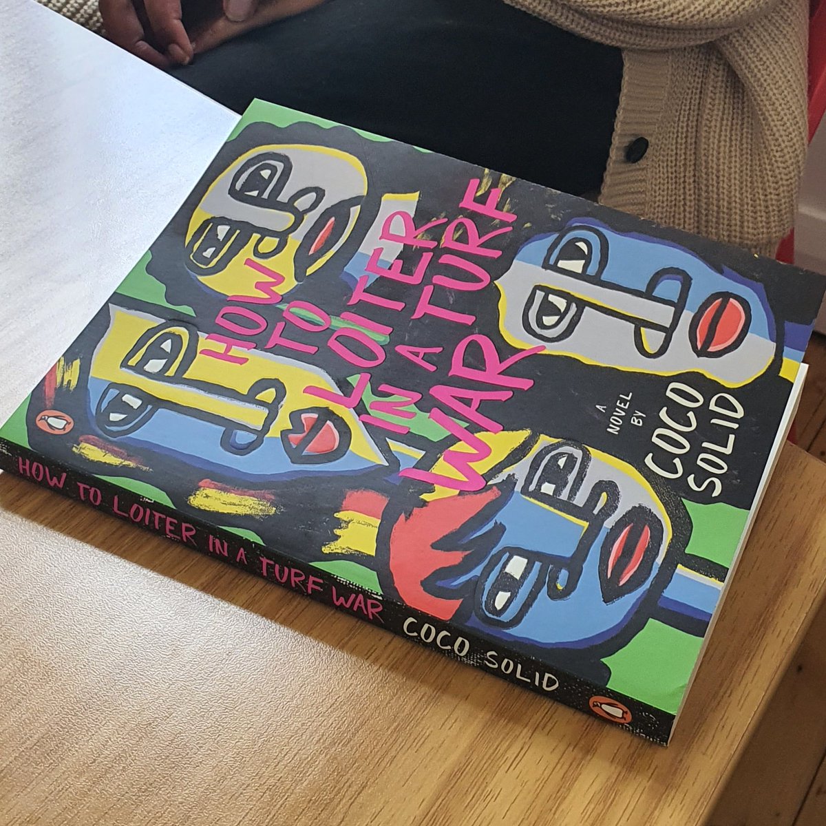 My book is out in a month! This cosmic hoha has been in the works since 2018? My copy arrived this week so I had a cute little meltdown lol 😌🌻🥥🦩

U can preorder here: penguin.com.au/books/how-to-l…