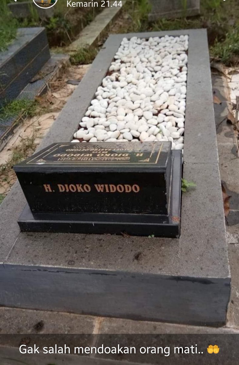Anginsemilirse1's tweet photo. ada di salahsatu makam. 

gw kaga tau di pemakaman mana.

ga usah baper ya yg sebelah sono..😁 https://t.co/W02e8GqoTq
