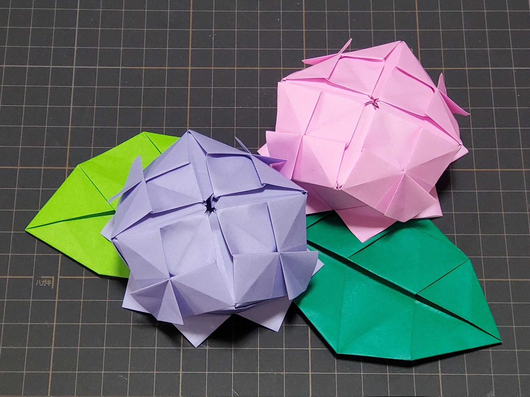 Tatsumi S Mitsuda 折り紙 紫陽花単体には同じサイズの折り紙一枚折りの葉っぱがジャストサイズ T Co E1gzt7imo1 Twitter
