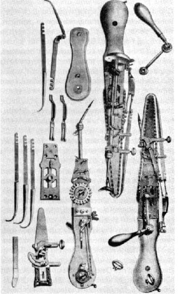 ggicore's tweet photo. ⸸ Las motosierras se crearon originalmente para el parto: 

Antes de que se perfeccionaran las cesáreas, si los bebés eran demasiado grandes para pasar por el canal del parto, se usaba una motosierra para extirpar partes de la pelvis rápidamente. https://t.co/3JLnLtMpDa