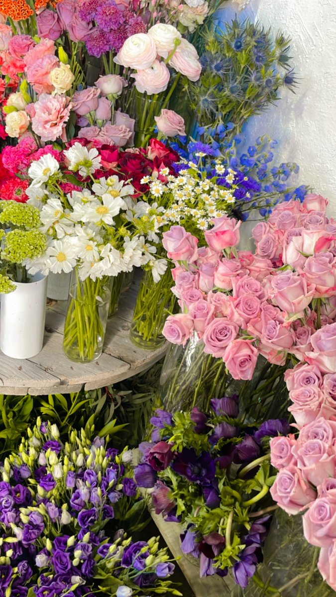 Just another day at my flower shop 💛🌸