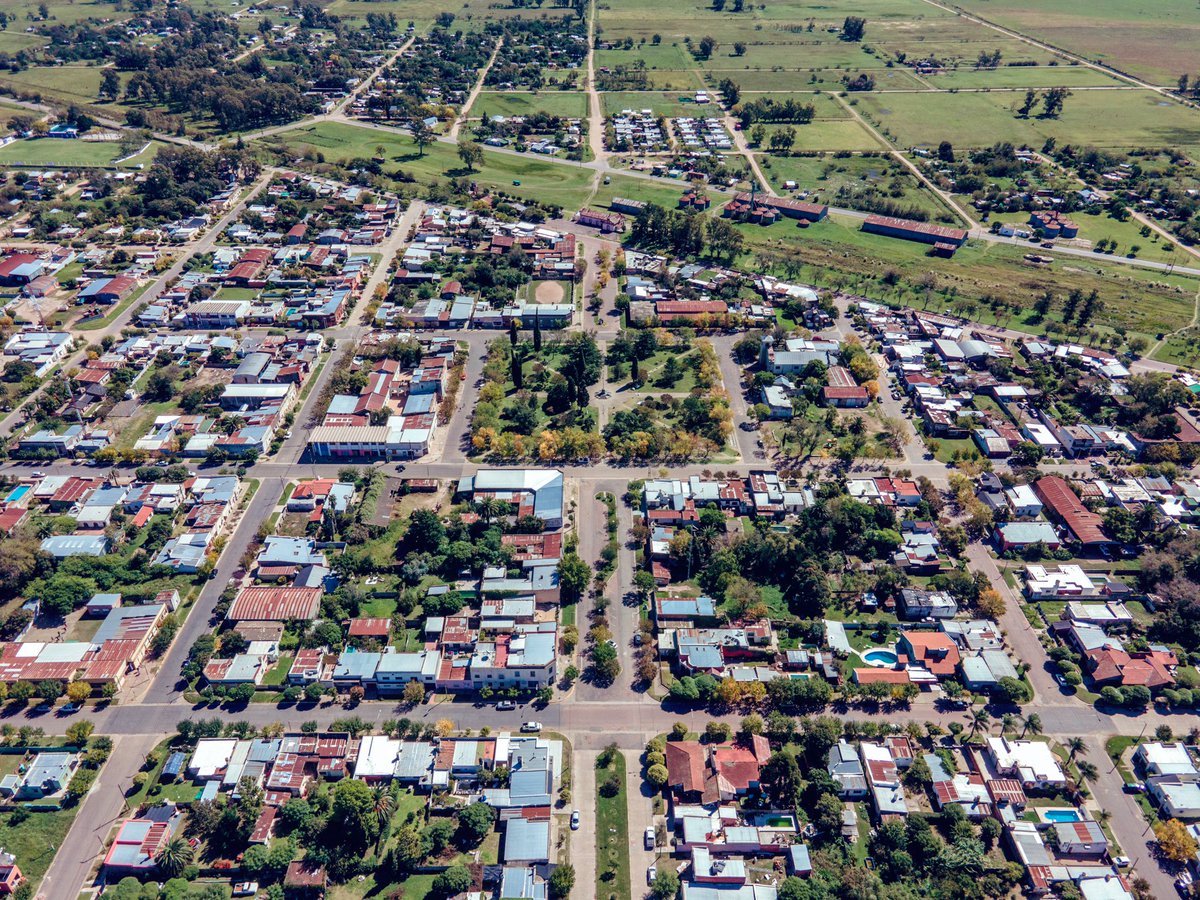 En este viaje he visitado pequeños parajes rurales y localidades de menos de 1000 habitantes. Hoy les muestro un pueblo de 2 mil habitantes con infraestructura similar a una pequeña ciudad.
Bienvenidos/as a QUIROGA 🇦🇷