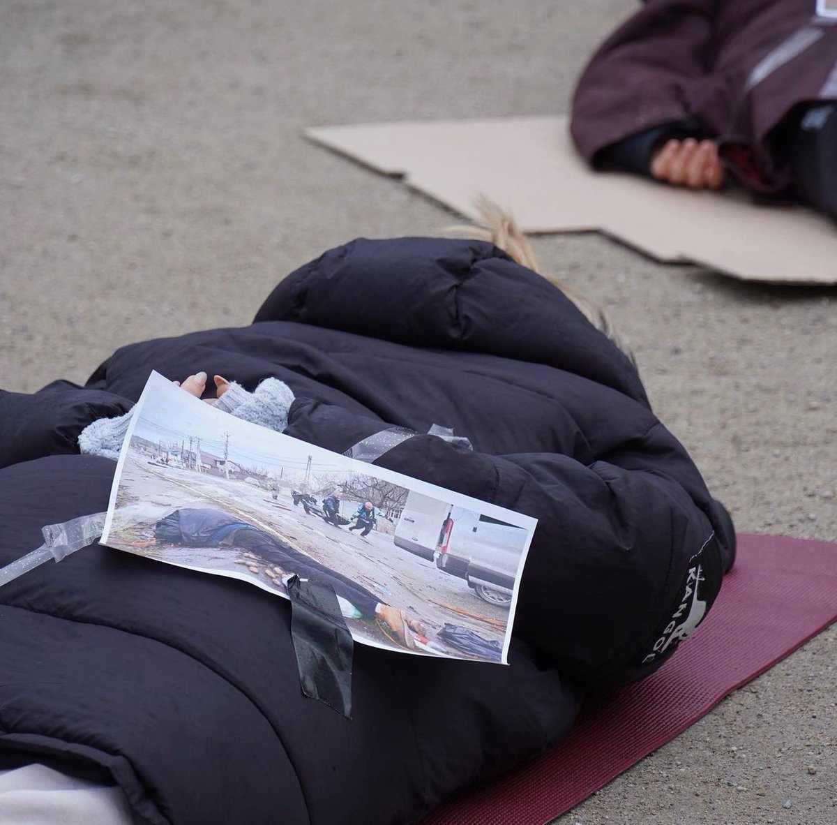 Berlin today - people lay in front of Russian embassy with hands tied and facedown. Je suis #Bucha. Je suis #Ukraine.

#ArmUkraineNow #StopRussianAggression #BuchaMassacre