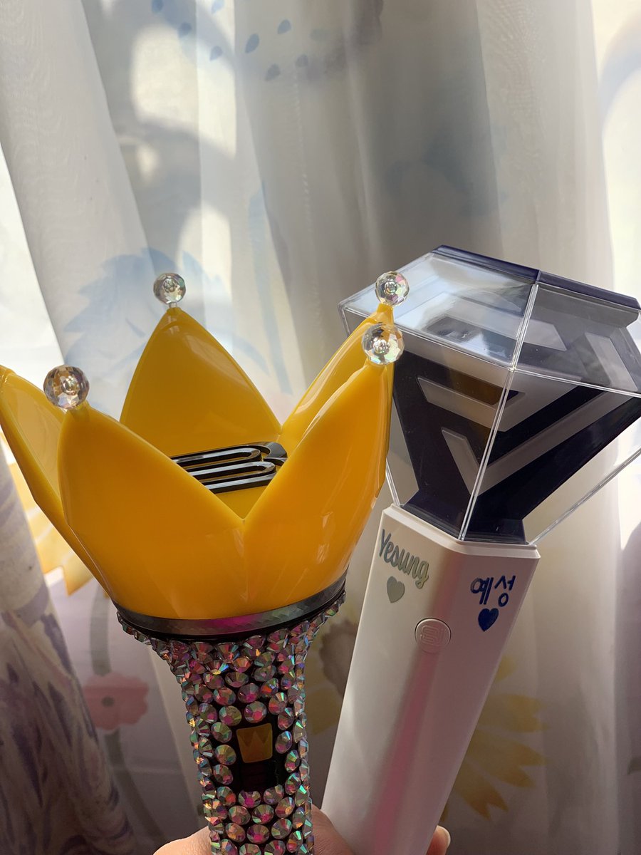VIP_CROWN_Mx's tweet photo. Quiero agradecer a ELF en especial, gracias por estar con nosotros apoyando y compartiendo la alegría💙💛. Gracias también a los demás fandoms que nos han acompañado!! TT__TT
STILL LIFE STILL HERE  

@YG_GlobalVIP
#BIGBANG_StillLife #BIGBANG
#빅뱅이_돌아왔습니다 https://t.co/6cFaUqdgxx