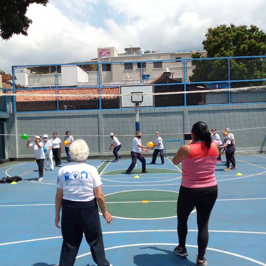 Chacao's tweet photo. #5Abril | Así se desarrolló este martes la sesión de #VolleyMaster con nuestra #JuventudProlongada en la Cancha Látigo Chávez. Agradecemos al equipo de #DesarrolloSocialChacao por siempre cuidar de los Adultos Mayores del municipio.

@duquegustavoS https://t.co/hGlHnVHhV9