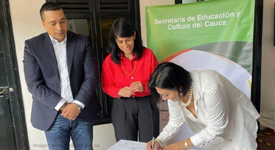 #SomosNoticia | Firmamos pacto con las Secretarías de Educación de Bucaramanga, Girón, Piedecuesta, Barrancabermeja, Floridablanca y Santander, para la implementación de la estrategia #EvaluarParaAvanzar. Conoce más en esta nota de <a href="/PalabraMaestra/">Palabra Maestra</a> ➡️ bit.ly/3jfGNcx
