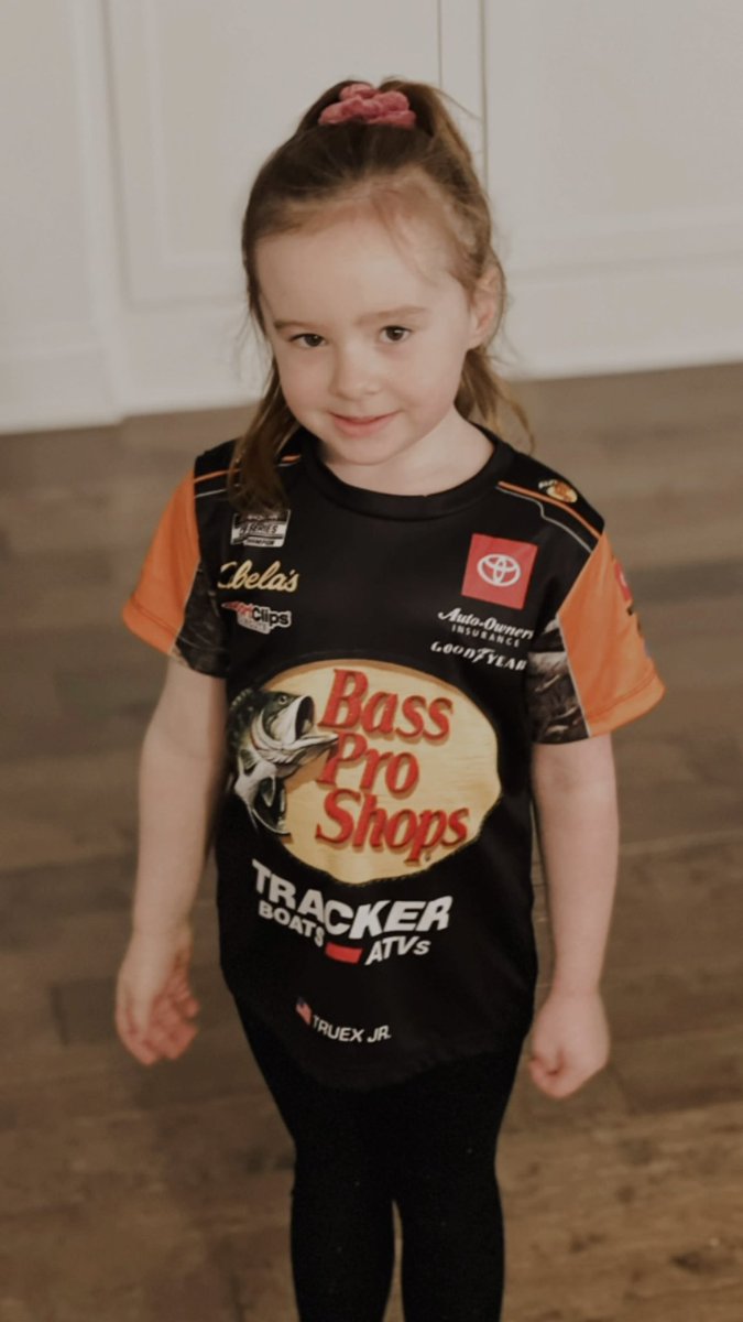 kaitlynvincie's tweet photo. It was sports day at school. Wonder if our kid was the only one who showed up in a NASCAR crew shirt. Only thing she’s missing is the tape measure. 😂 @MartinTruex_Jr #futuremechanic https://t.co/9iRigA7VYH