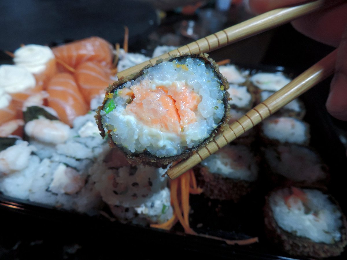 uailelele's tweet photo. oioi pessoas de contagem y região 
o @rashsushi é um restaurante japonês que tem as peças fresquinhas, tudo feito na hora, peixe fresco que o @andrem_deko mesmo limpa com todo cuidado!
QUEM AMA UM JAPA EU GARANTO QUE NAO DECEPCIONA
✨ ajudem os independentes ✨ https://t.co/Y6PGfyi8db