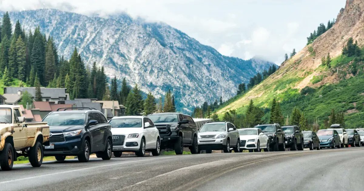 KUER's tweet photo. A decision on the Little Cottonwood Canyon transportation plan was supposed to come by the end of the ski season. But @UtahDOT says a record number of public comments has them rethinking their options. #UDOT #LittleCottonwood #LittleCottonwoodCanyon https://t.co/5t1wwcIjWB https://t.co/P6uXOxyR0O