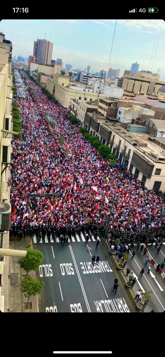 cparedesr's tweet photo. Una marcha multitudinaria, espontánea y legítima. Salimos todos los ciudadanos hartos de tanta ineptitud, corrupción y cinismo. Nadie va a parar el clamor del pueblo peruano. 
¡El inicio del fin! 
@PedroCastilloTe 
@anibaltorresv https://t.co/gMA40acfWR