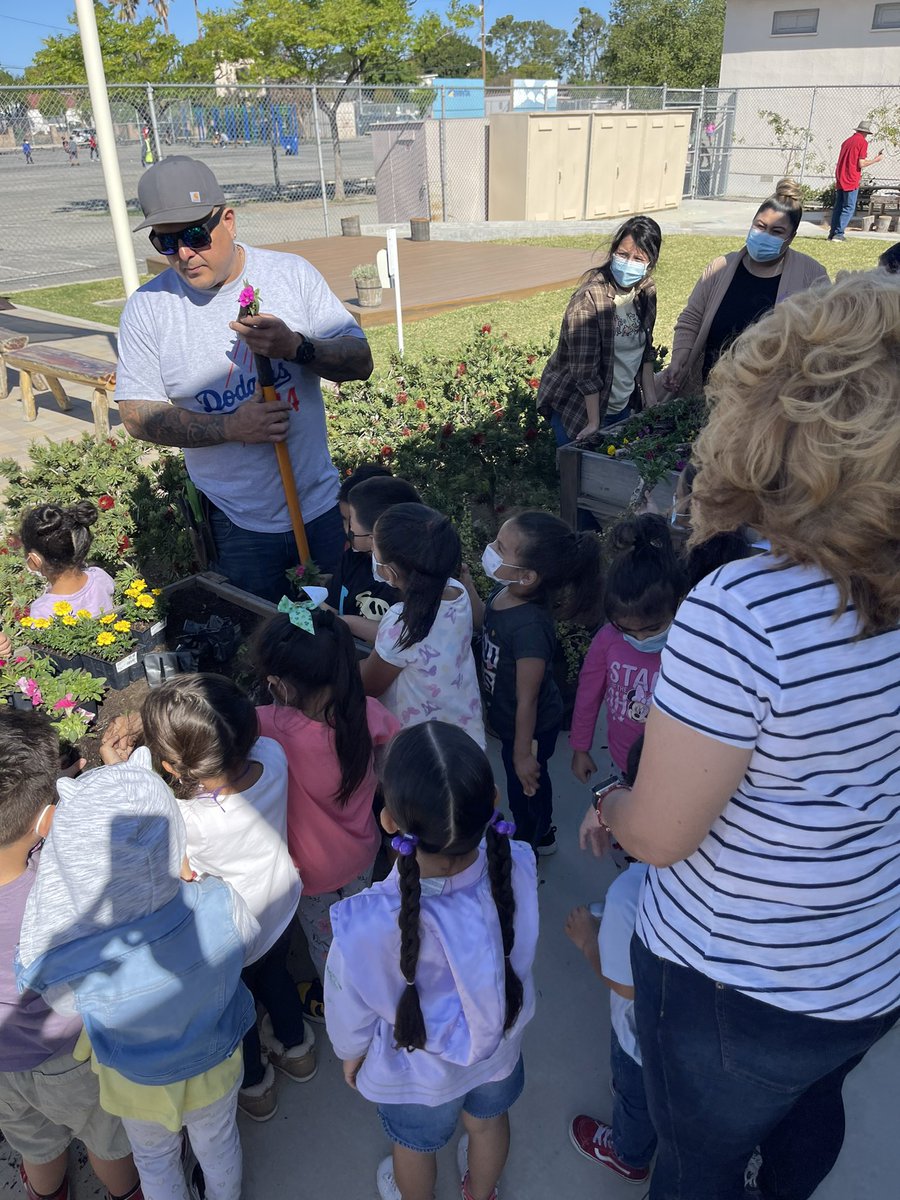 ARMINTASTEEC's tweet photo. Thank you to MR CACHO for teaching us about soil, compost, seeds, planting, and how to care for our fruits and vegetables.
We all participated in planting!🍓
#investinece #WOYC22 #ecewins https://t.co/iRkbBuXcGF
