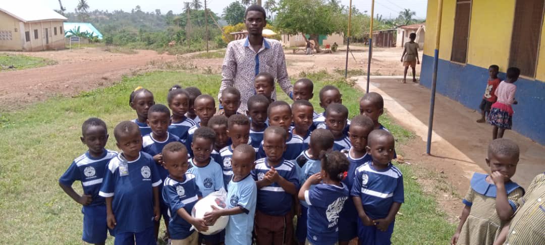 HopeandHealth4l's tweet photo. Heartwarming seeing that the jerseys and balls finally made it to Ghana (2.5 long COVID years later)! 🌎 It feels good to gift globally again 🥰 Inspired by @Gersh28koffie @AlphonsoDavies #onemindoneheart These children’s education sponsored through https://t.co/981BG740Gq https://t.co/umbgGbyIOS
