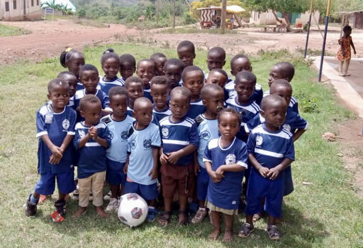 HopeandHealth4l's tweet photo. Heartwarming seeing that the jerseys and balls finally made it to Ghana (2.5 long COVID years later)! 🌎 It feels good to gift globally again 🥰 Inspired by @Gersh28koffie @AlphonsoDavies #onemindoneheart These children’s education sponsored through https://t.co/981BG740Gq https://t.co/umbgGbyIOS