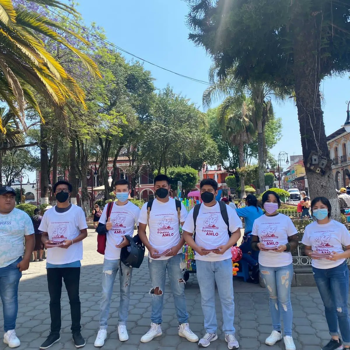 EContigoAMLO's tweet photo. La participación activa de los jóvenes, es fundamental para salvar a la nación. Nuestras amigas y amigos de Huauchinango, realizan brigadas informativas de #QueSigaAMLO. 
¡#Puebla es Obradorista! #EstamosContigoAMLO https://t.co/zqapMkLnYR