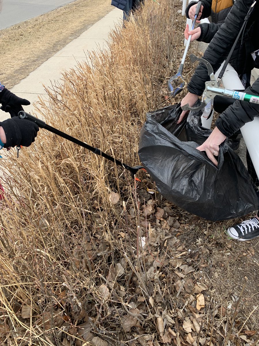 kinggeorgecbe's tweet image. A HUGE thank you goes out to the parent and student volunteers who helped to clean up around the school today. Volunteers picked up garbage and helped to shovel the gravel back into the playground. The school grounds look great! #WeAreCBE @CbeArea2